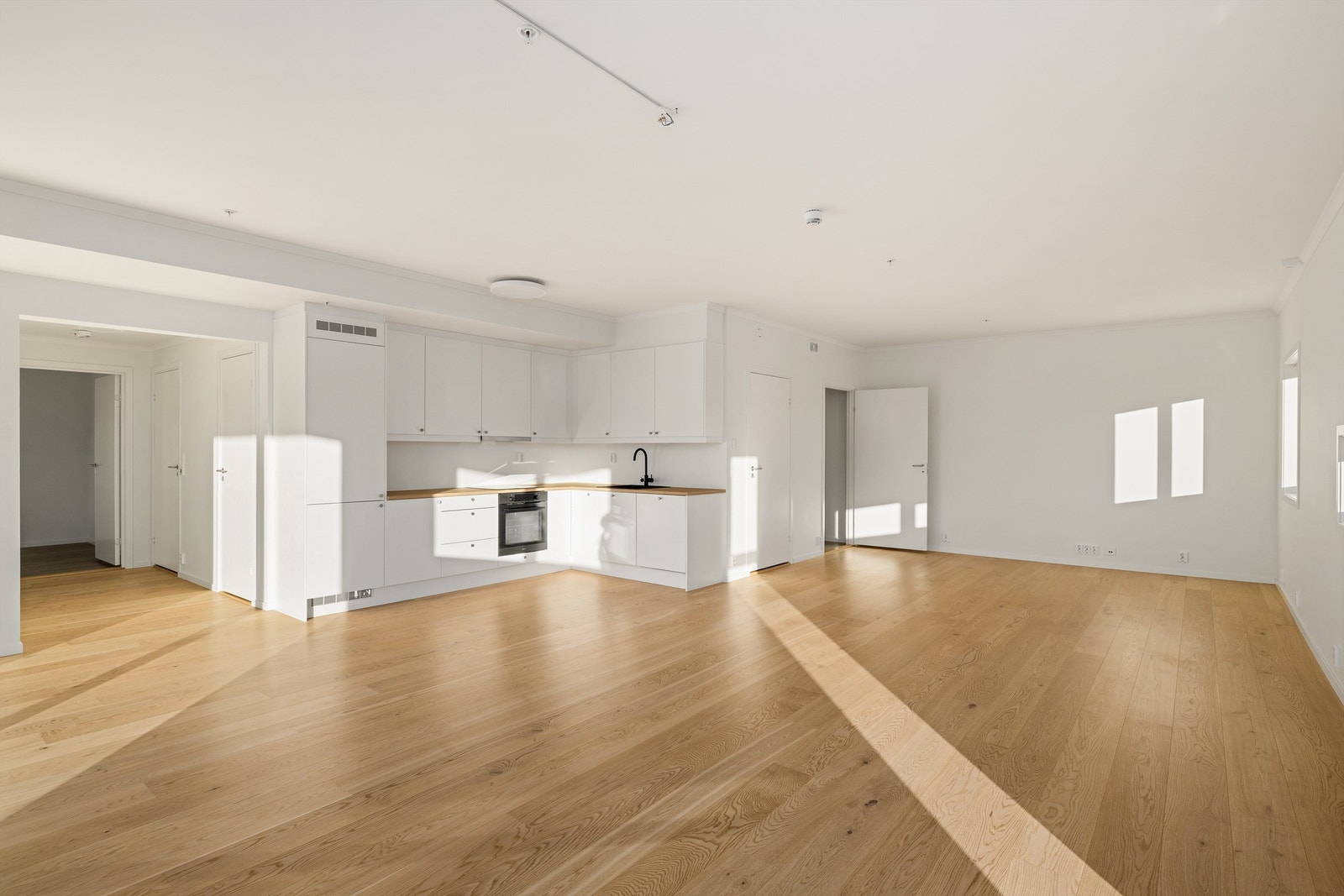 Ved siden av kjøkkenet er det et teknisk rom/bod. Galleribilde