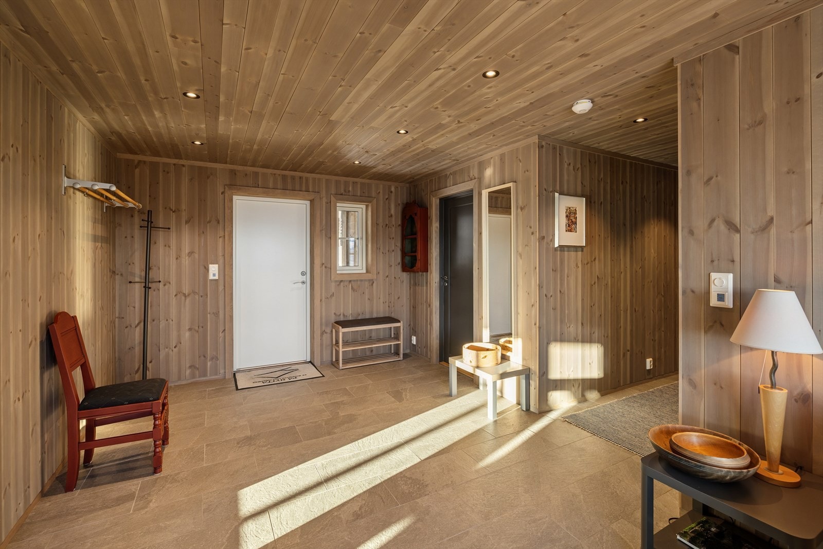Det første som møter deg er en stor og romslig entré med god plass til både yttertøy og gjester! Galleribilde