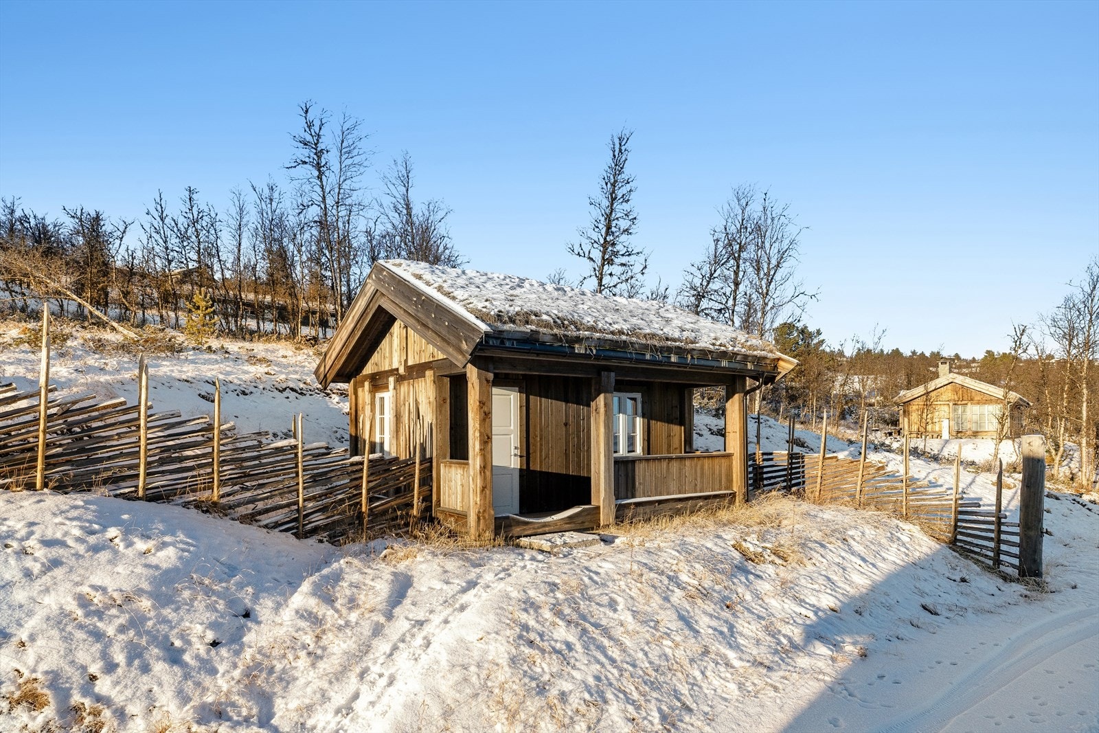 Praktisk, uinnredet uthus som gir fleksible bruks- og lagringsmuligheter! Galleribilde
