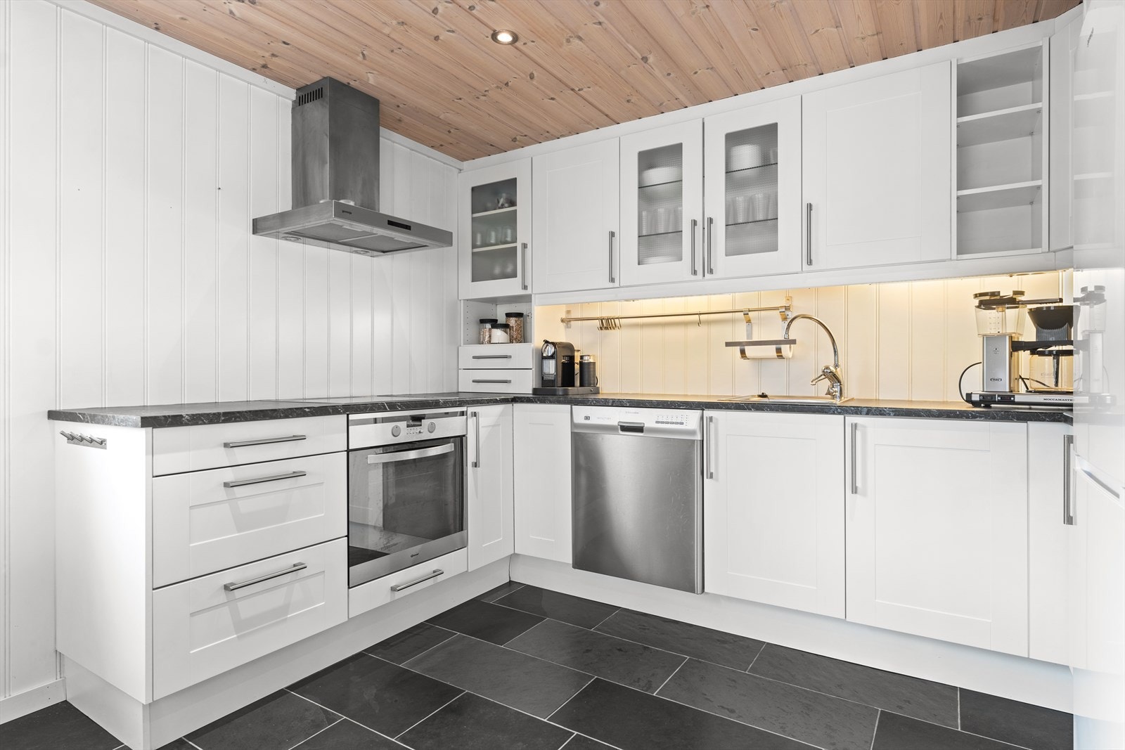 Det er godt med skapplass og gode arbeidsflater Galleribilde