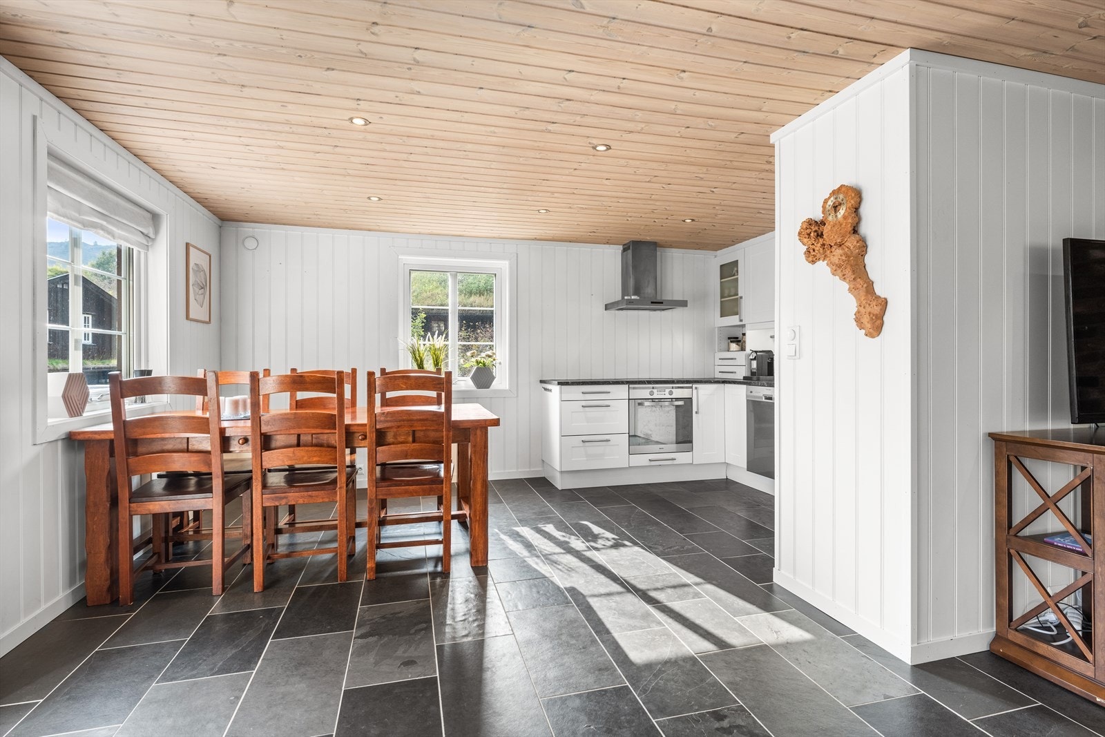 Kjøkkenet er romslig og har godt med lys inn fra flere kanter Galleribilde