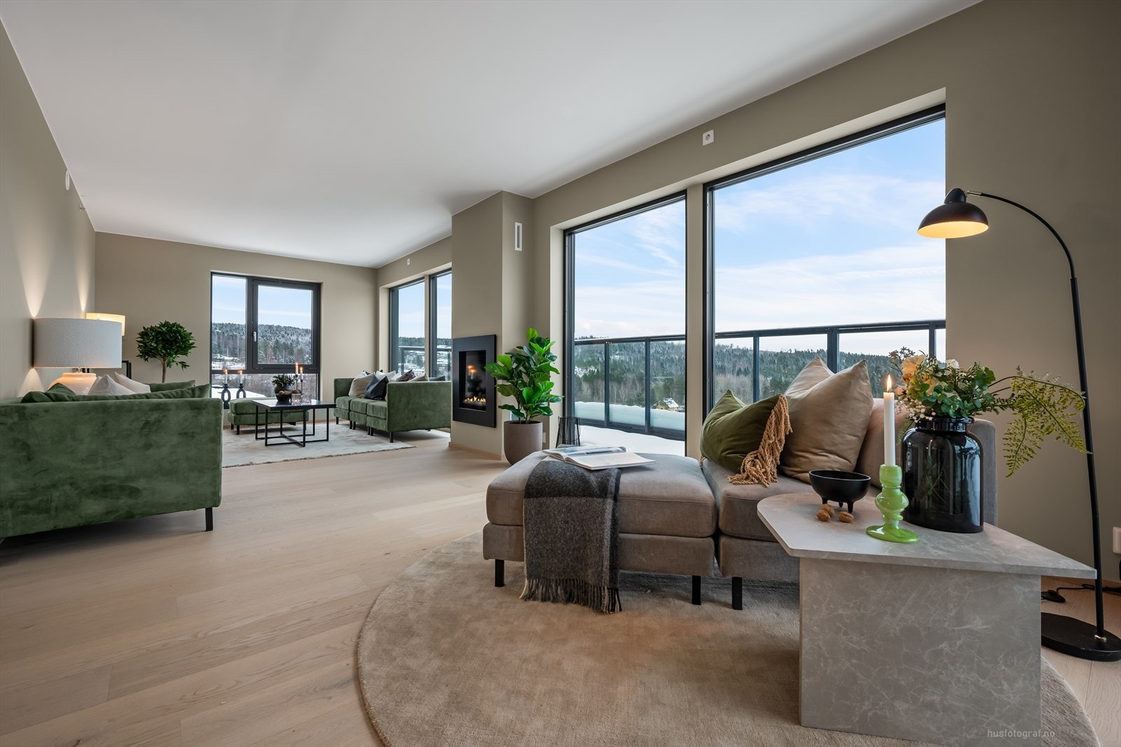 De store vindusflatene sørger for meget flott naturlig lys inn og herlig utsikt til området rundt. Galleribilde