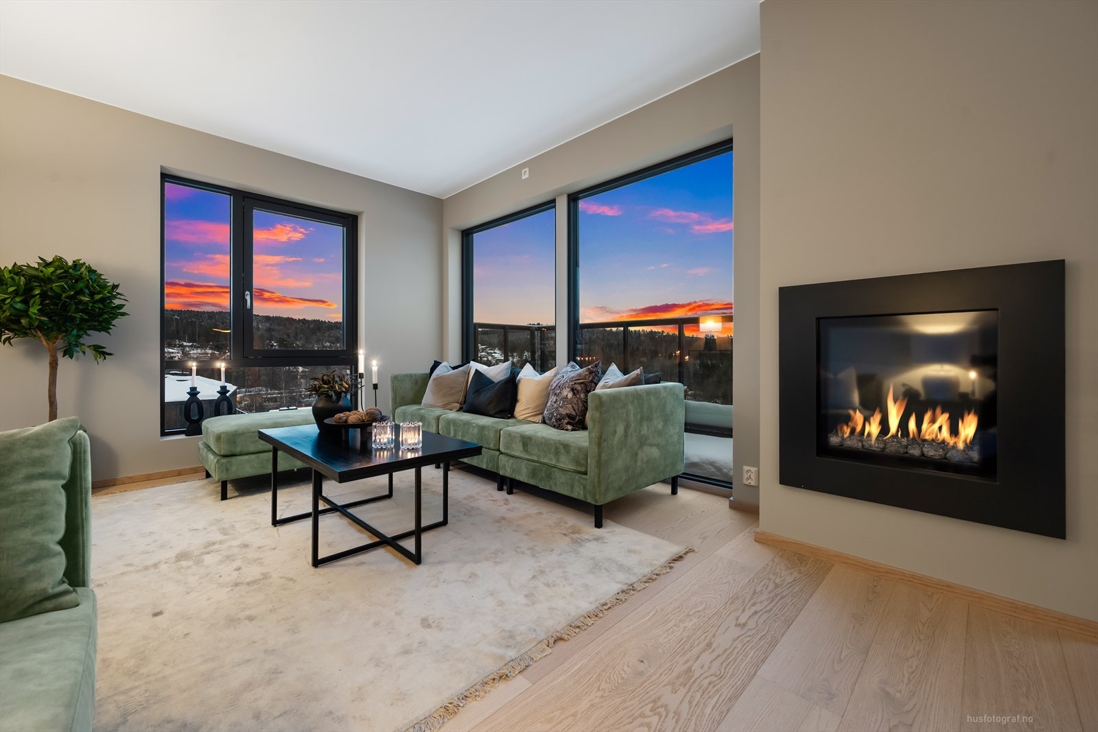 Leiligheten har gasspeis, en dekorativ og lun varmekilde med fjernkontroll og timer. Galleribilde