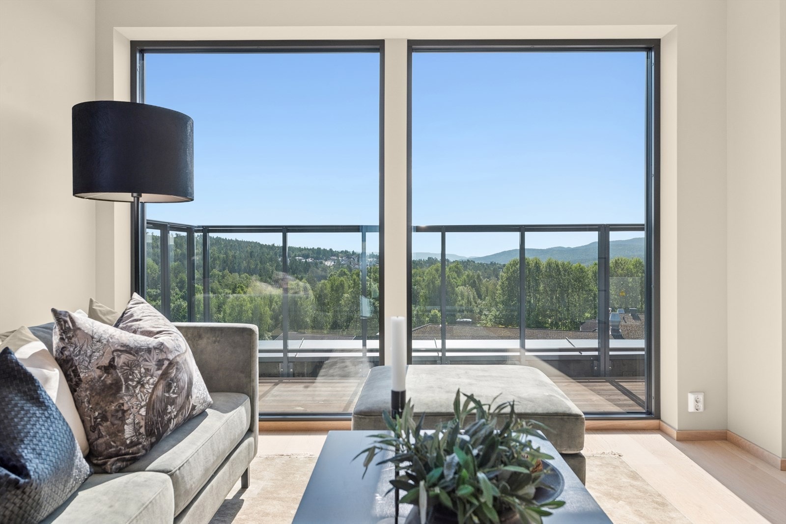 Fra stuen er det enkel utgang til altan. Galleribilde