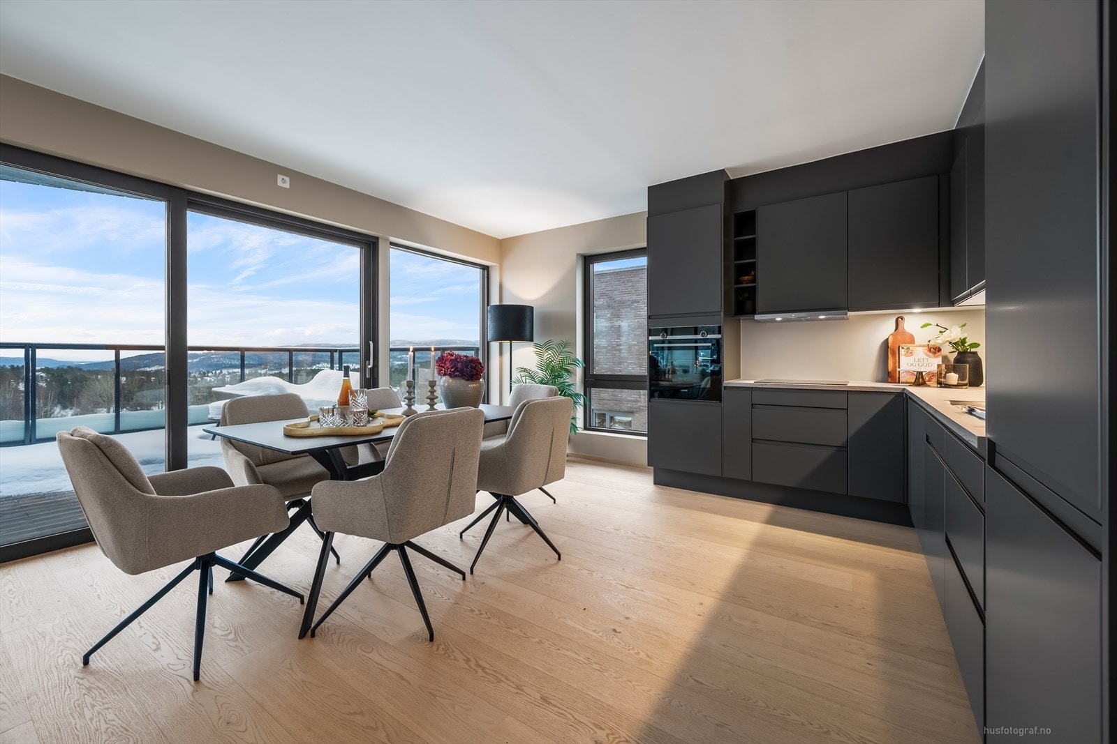 Kjøkkenet har integrerte hvitevarer fra Simens og rikelig med skapplass. Galleribilde