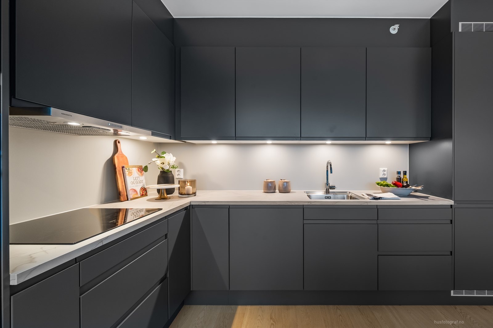 Moderne kjøkken fra Sigdal med mørke fronter og god arbeidsplass. Galleribilde
