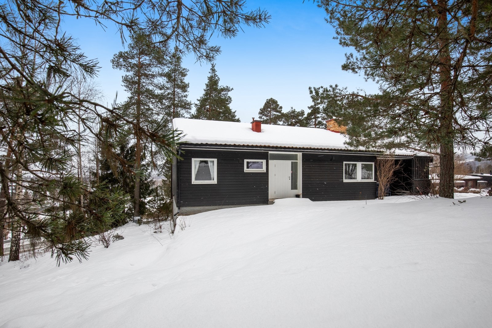 Eiendommen ligger i skrånet terreng og har tomt med boltreplass og muligheter for de med grønne fingre. Galleribilde