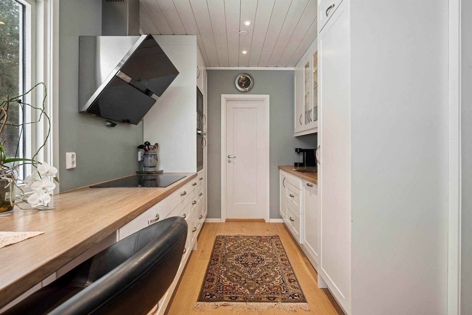 Innredningen inkluderer også integrert kjøleskap, oppvaskmaskin og et eget vinskap. Galleribilde