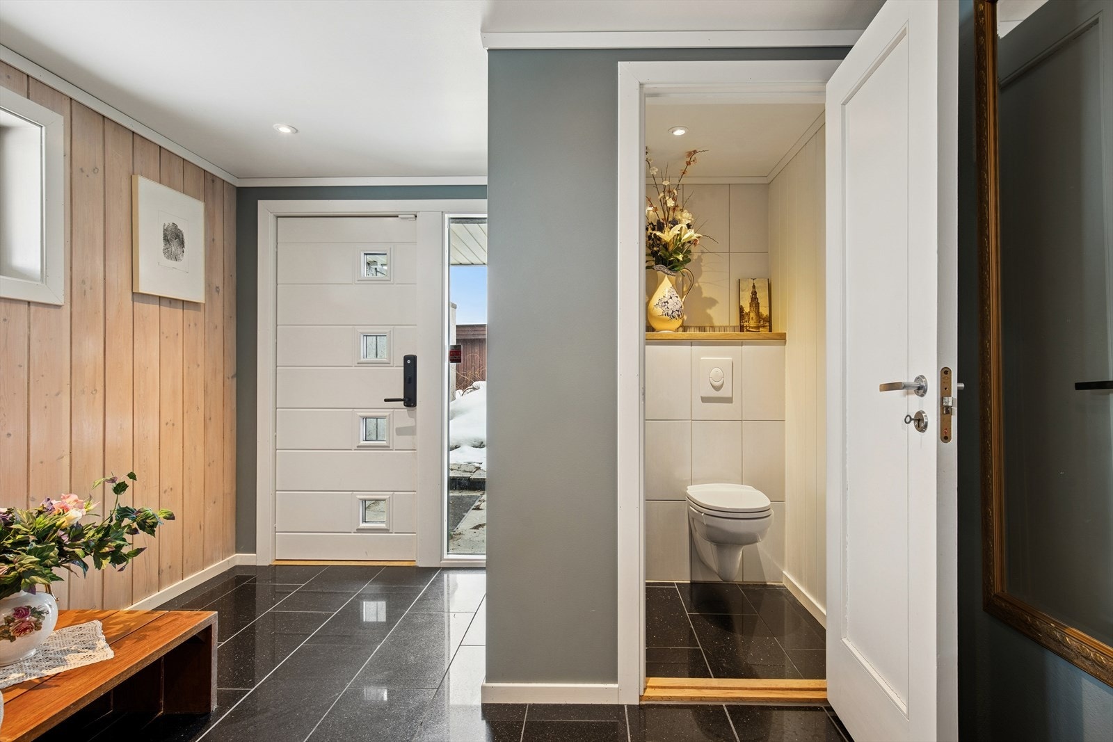 I underetasjen finnes også et separat toalettrom, oppgradert i 2019 med varmekabler i gulvet. Galleribilde