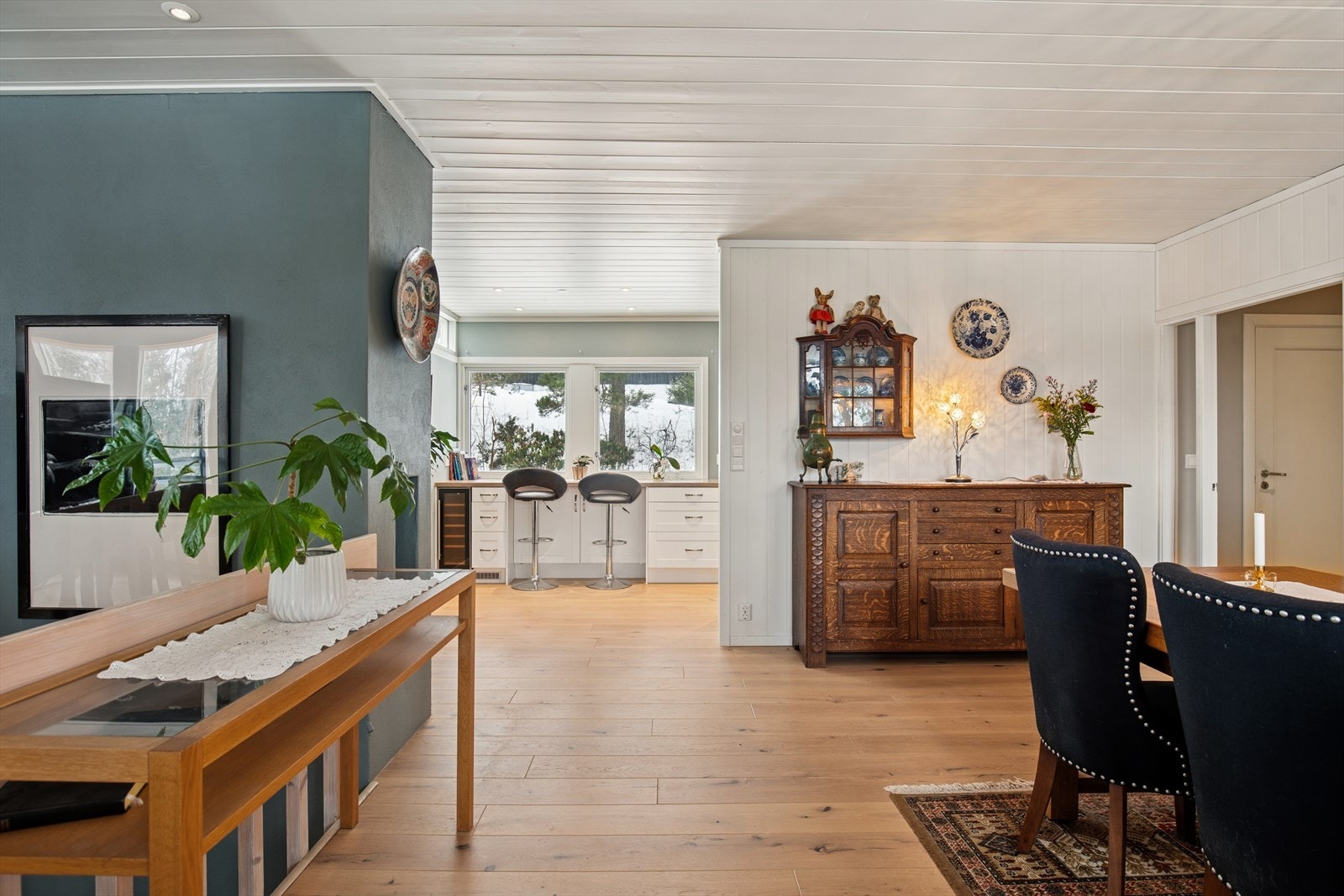 Kjøkkenet ble modernisert i 2019 og har en pen innredning med profilerte fronter. Galleribilde