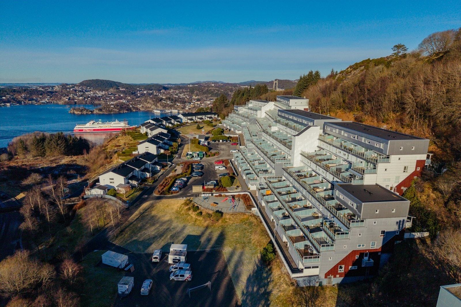 Aktiv Eiendomsmegling v/ Lars Waage har den store gleden av å presentere Olsvikstallen 21. Foto: Quinn, Petter Tran Galleribilde