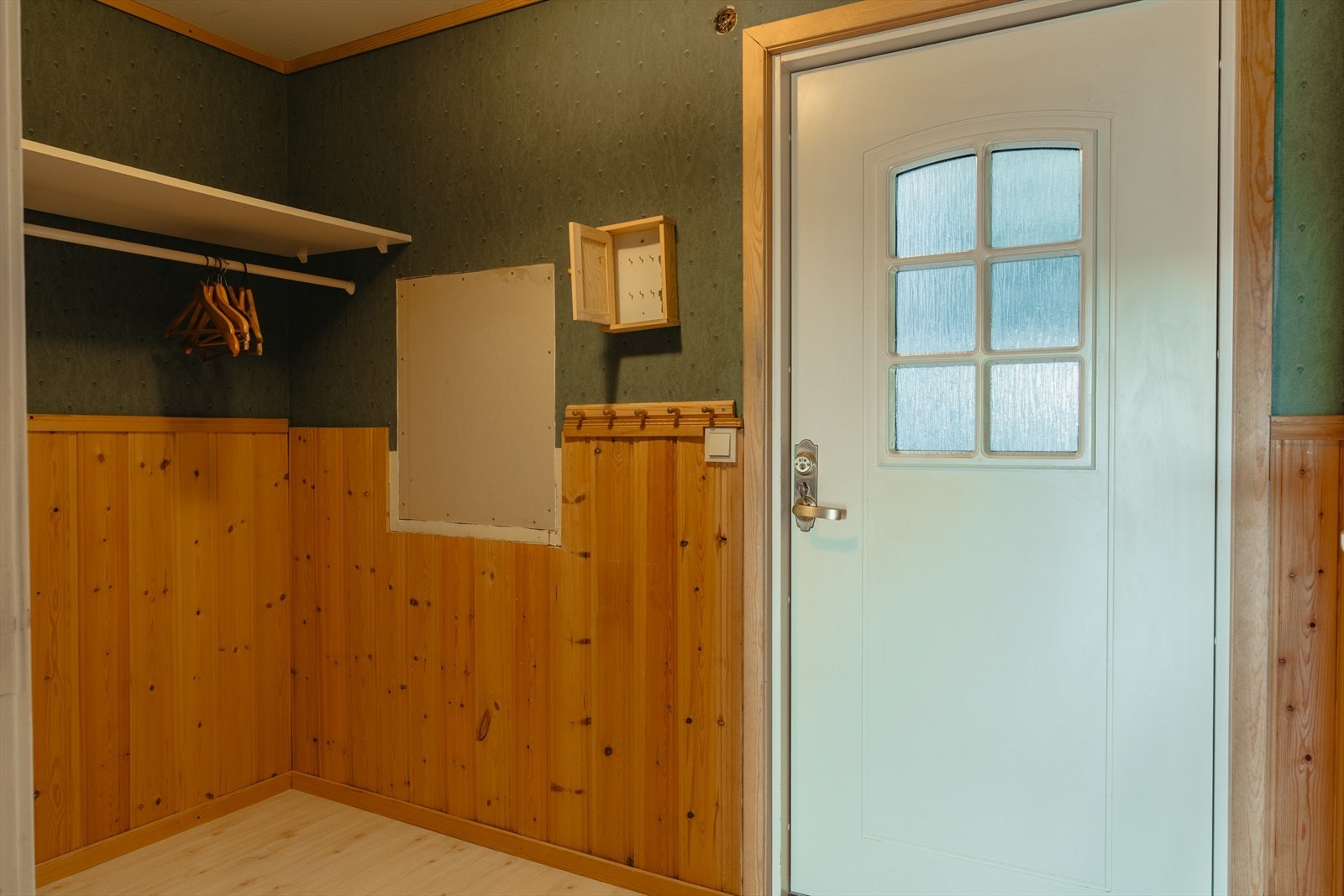 Romslig entré med god plass til garderobeløsning og oppbevaring. Galleribilde