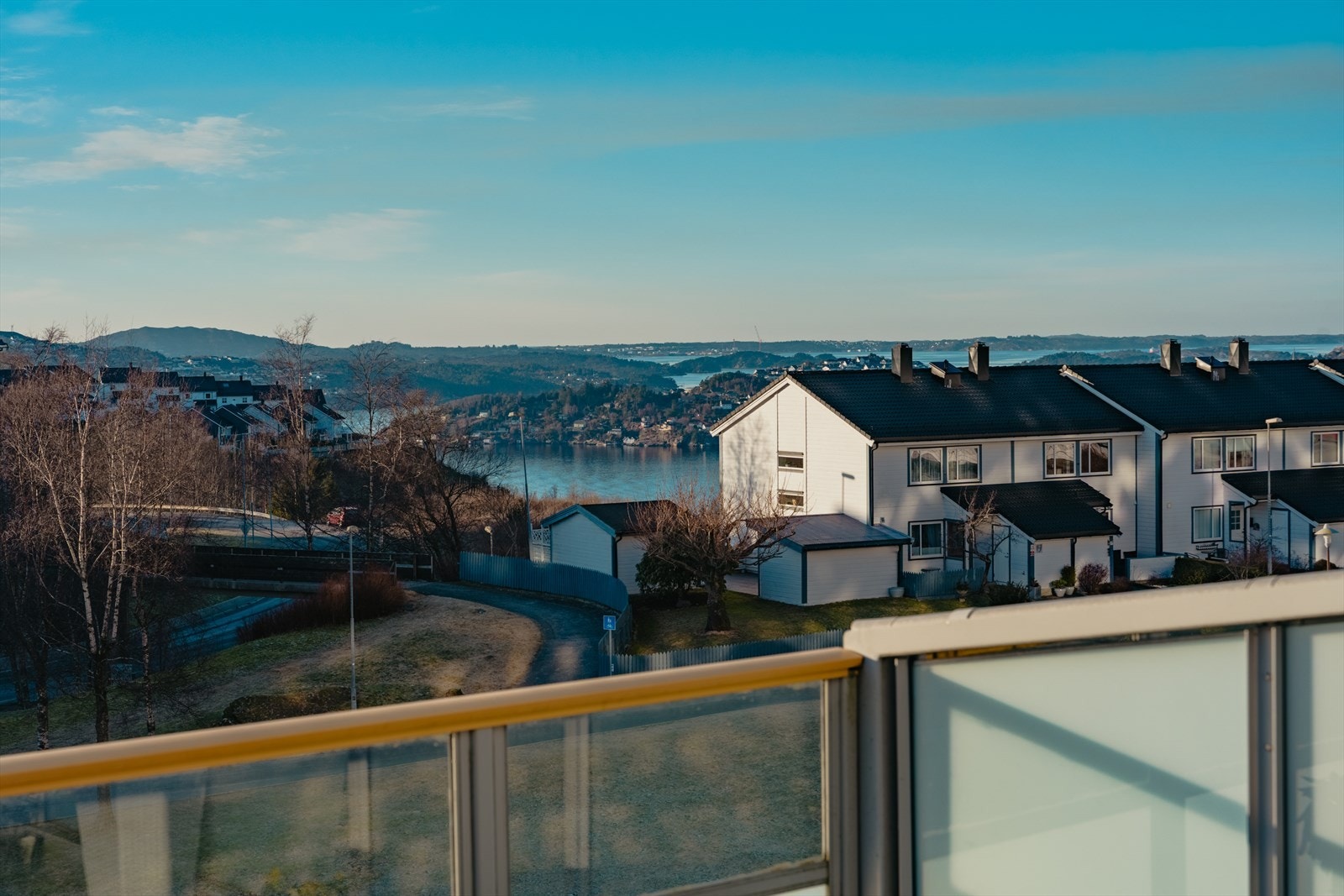 Flott utsyn langt utover mot Sotra og Askøy. Galleribilde