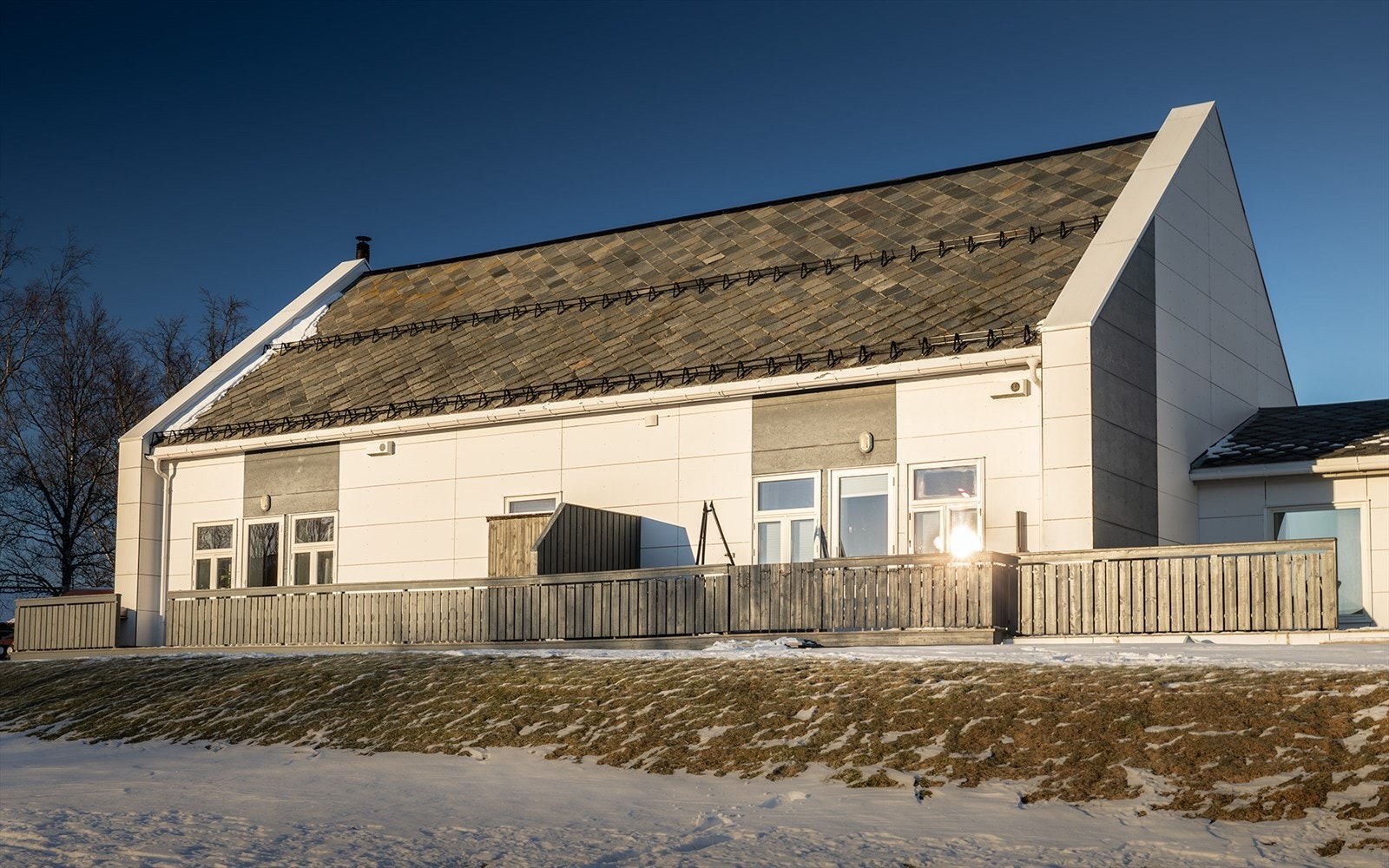 Selveierleilighet fra 2017 med kort vei til det meste. Busstopp ligger ca. 220 m fra inngangsdøren og nærbutikk ca. 400 m unna. Gangavstand til sentrum, barnehage, skoler og Fauskebadet med badstue, boblebad, terapibasseng Galleribilde
