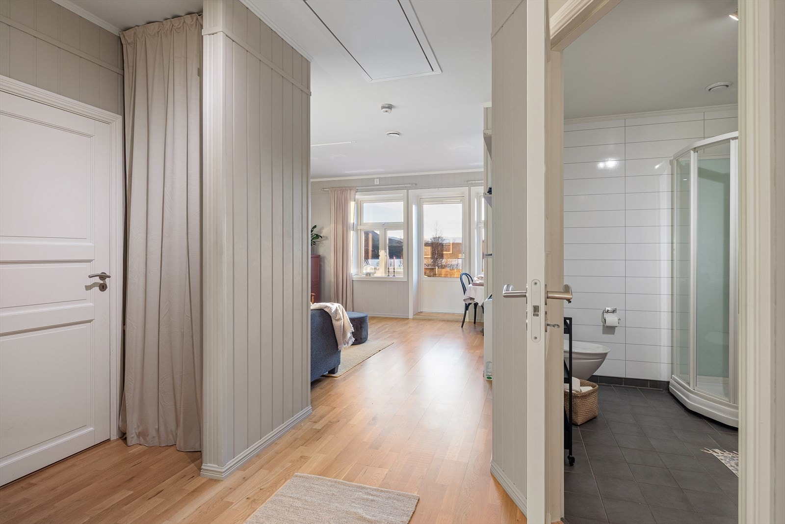 Innvendig bod inn døren til venstre (se planskisse). Bad inn døren til høyre Galleribilde