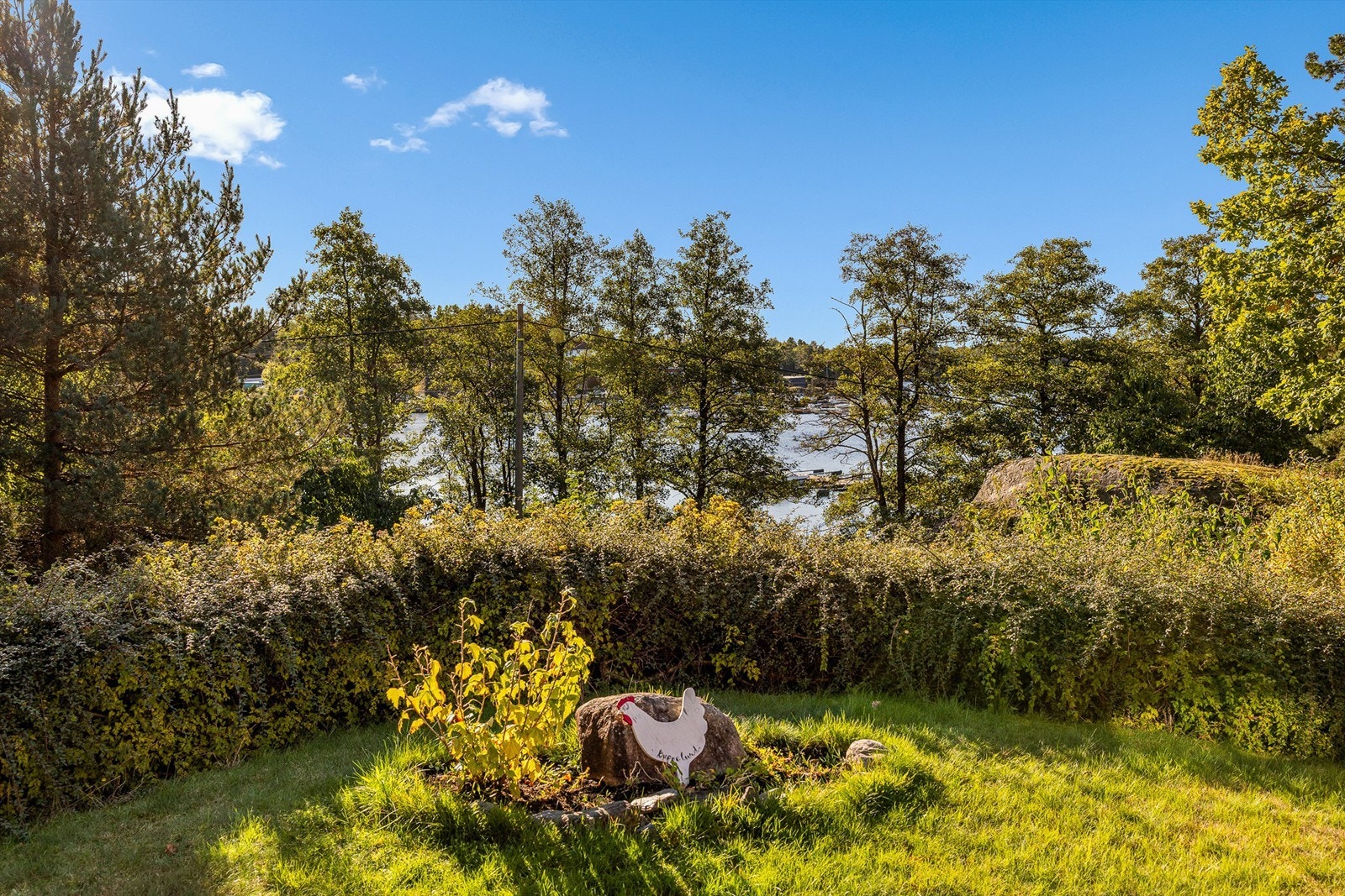 Fra hagen er det glimt av sjøen, som ligger i kort avstand fra eiendommen. Galleribilde
