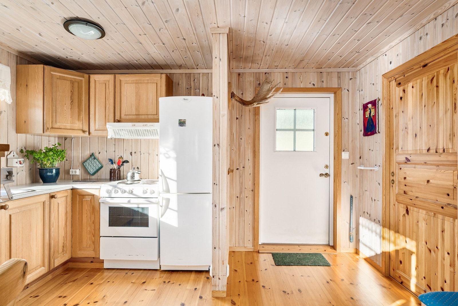 Fra inngangspartiet kommer du direkte inn stue og kjøkken. Galleribilde