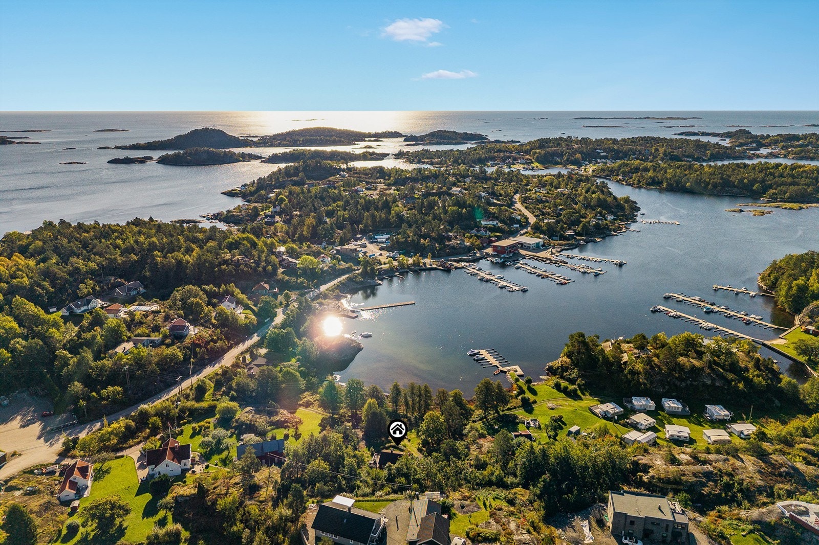 Hytta har en flott beliggenhet midt i en vakker og variert skjærgård. Galleribilde