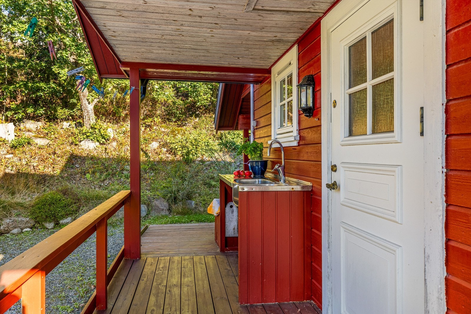 Overbygget inngangsparti med utekjøkken. Galleribilde