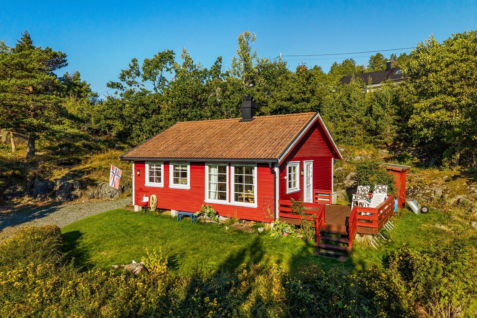 Eiendommen ligger usjenert og tilbaketrukket til, med gode solforhold. Galleribilde