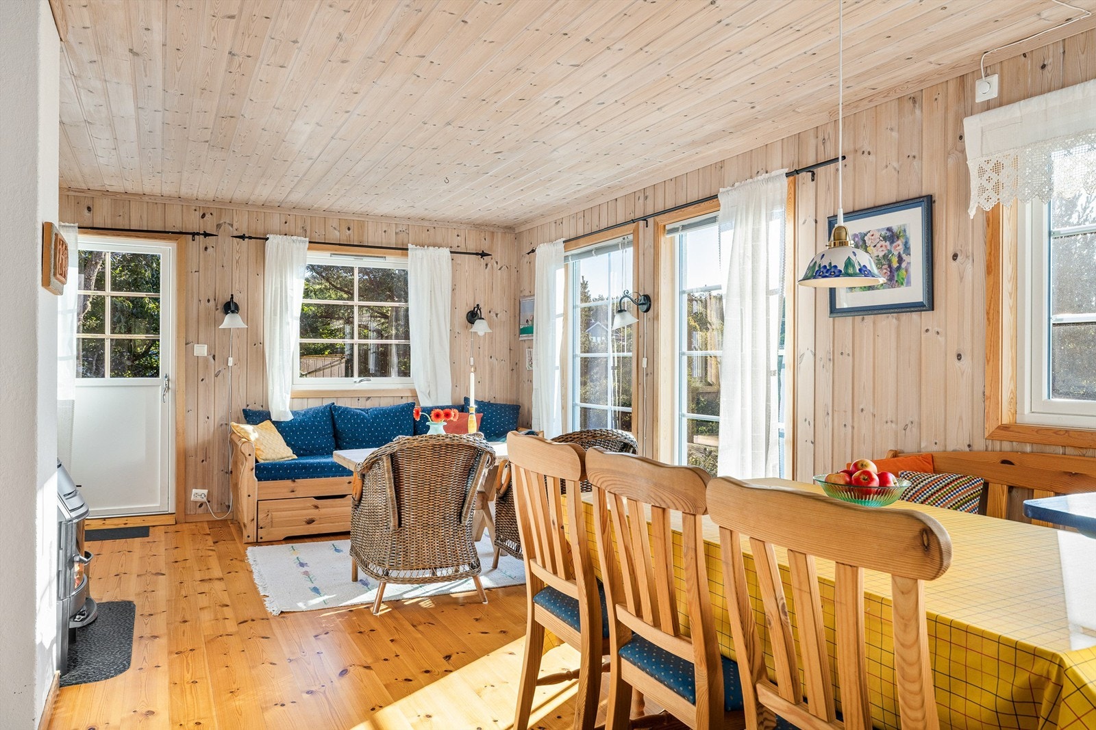 Hytta har gjennomgående panel på vegger og i himlinger og tregulv. Galleribilde