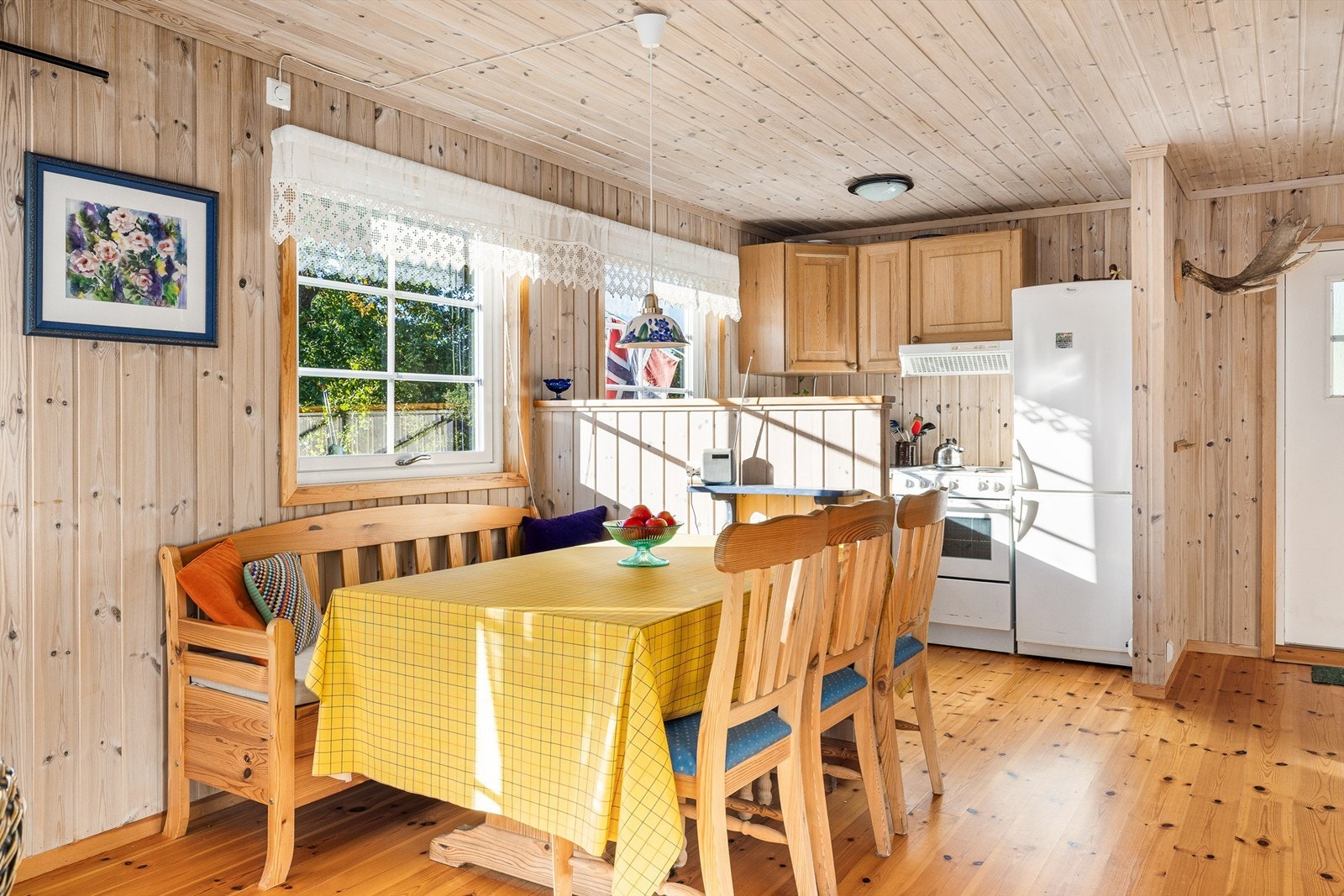 Spiseplassen med god kontakt med kjøkkenet. Den praktiske veggen skiller sonene. Galleribilde