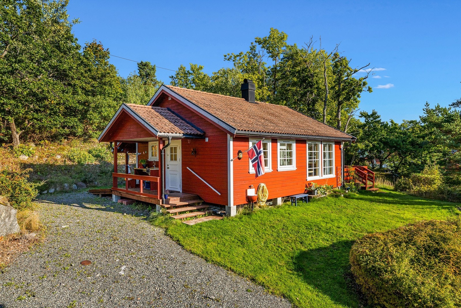 Eiendommen har adkomst via privat vei og har biloppstillingsplasser på egen tomt. Galleribilde