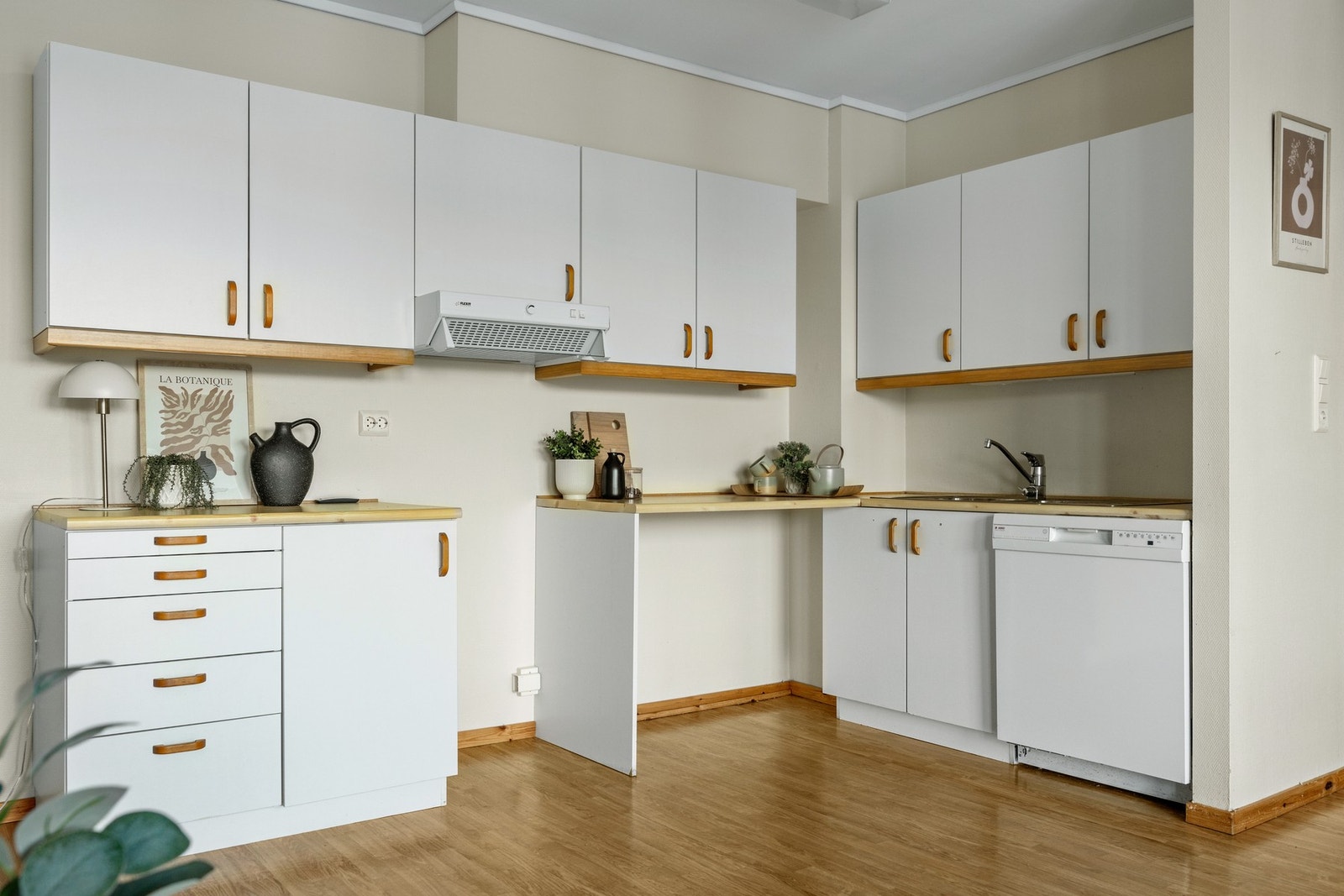 Hvit innredning med avsatt plass for hvitevarer Galleribilde