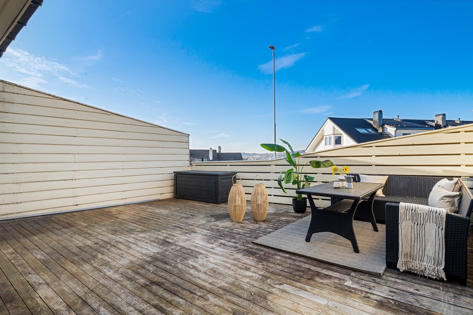 Terrassen med utgang fra stuen måler hele 33 m² og har utsikt mot vest. Galleribilde