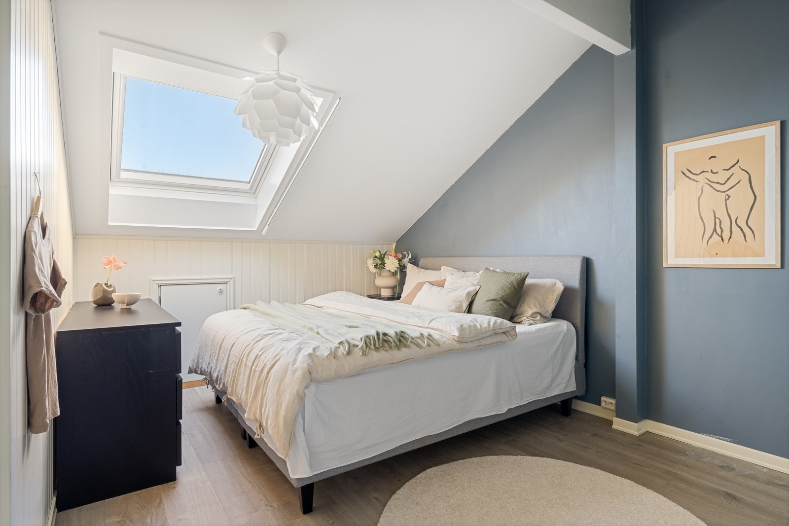 Velkommen opp! Vi starter med et innbydende hovedsoverom på 12,4 m². Galleribilde