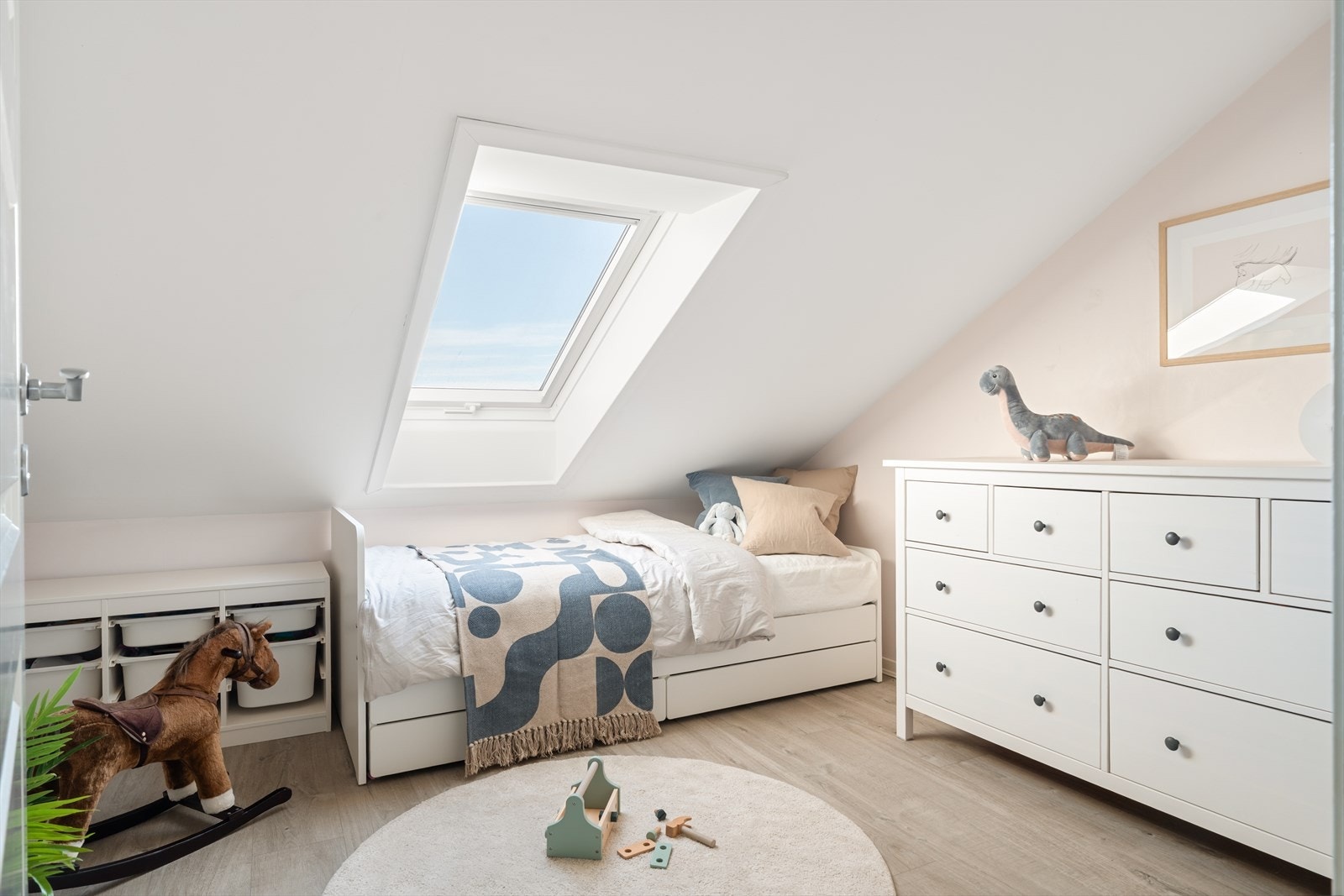 Soverom nr.3 måler 10,6 m². Også her er det god plass til ytterligere møbler og det er tilkomst til lagring/bod. Galleribilde