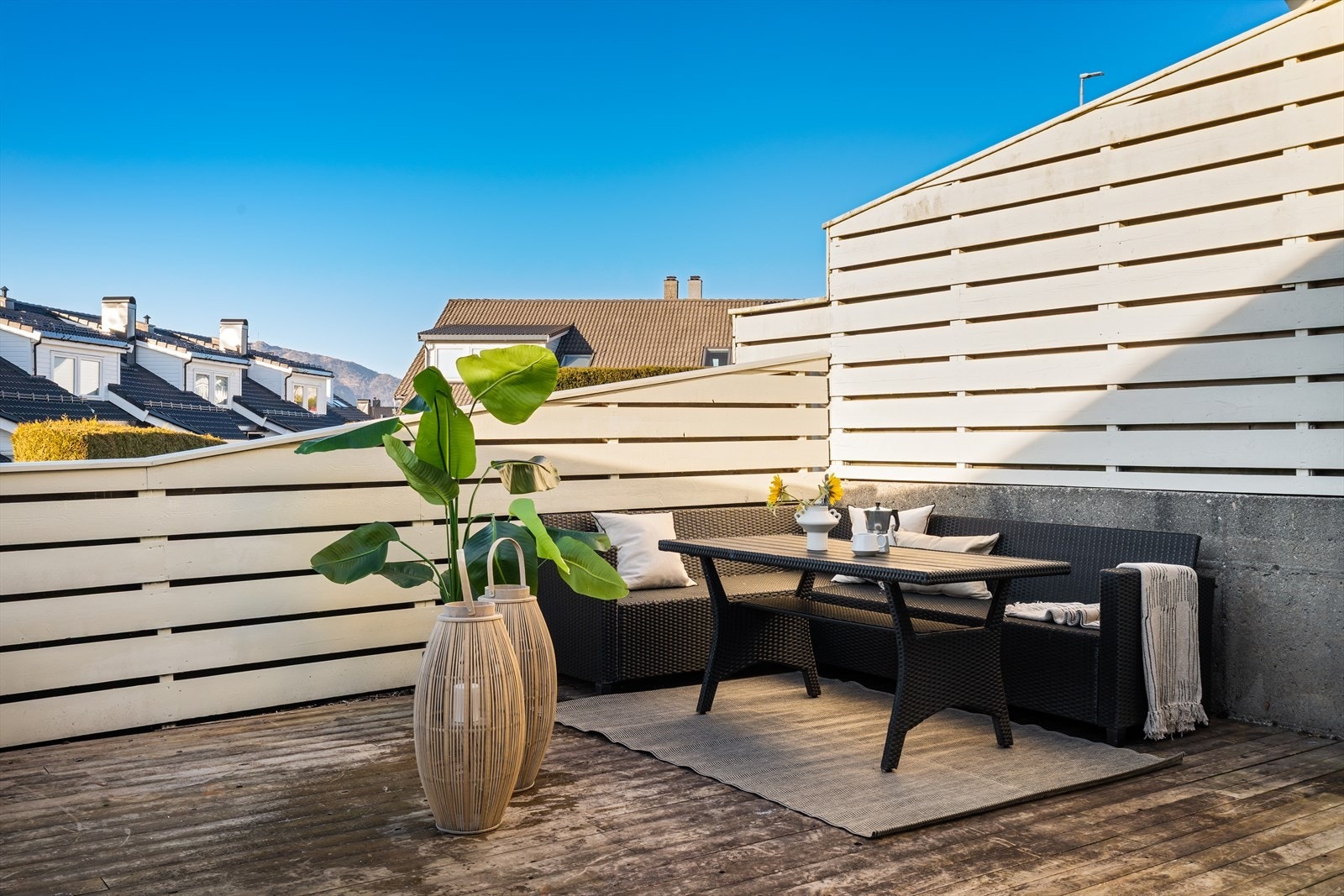 Her kan fine vår- og sommerdager nytes, og man har sol fra midt på dagen til kveld! Galleribilde