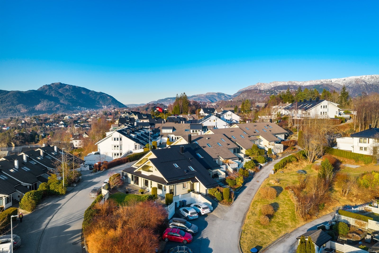 Området er meget barnevennlig uten gjennomgangstrafikk og med lekeplass like i nærheten. Du har fast parkerigsplass og gjesteparkering like ved boligen! Galleribilde
