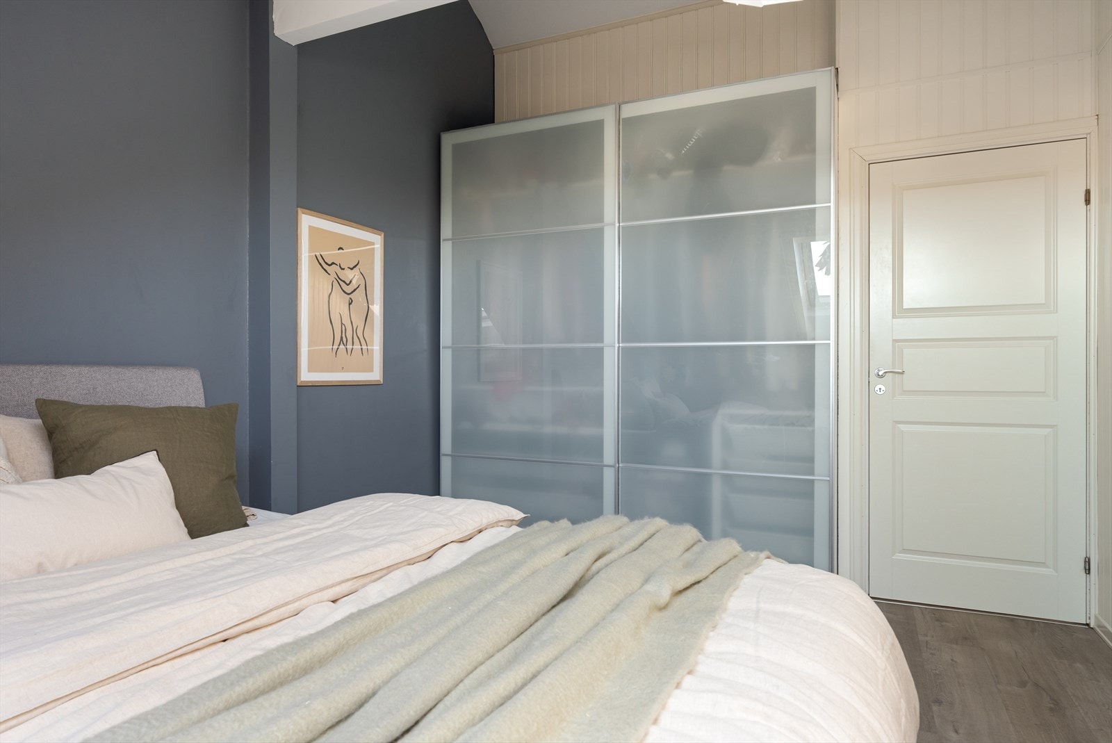 Her er det godt med garderobeplass og lagring i kryploft! Galleribilde