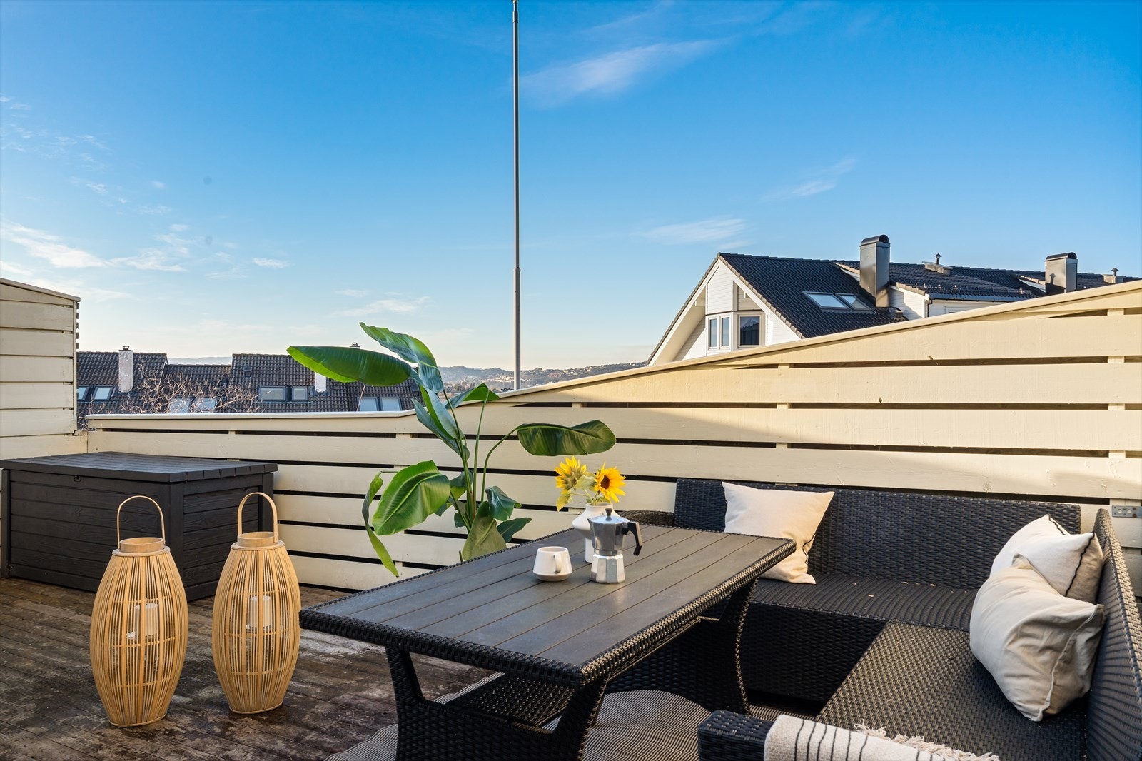 Denne trivelige familieboligen har to større uteplasser med svært gode solforrhold! Galleribilde