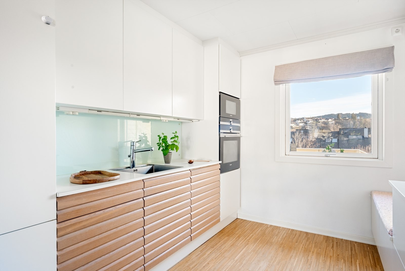 Stilren kjøkkeninnredning fra JKE med lekkre eikedetaljer! Galleribilde