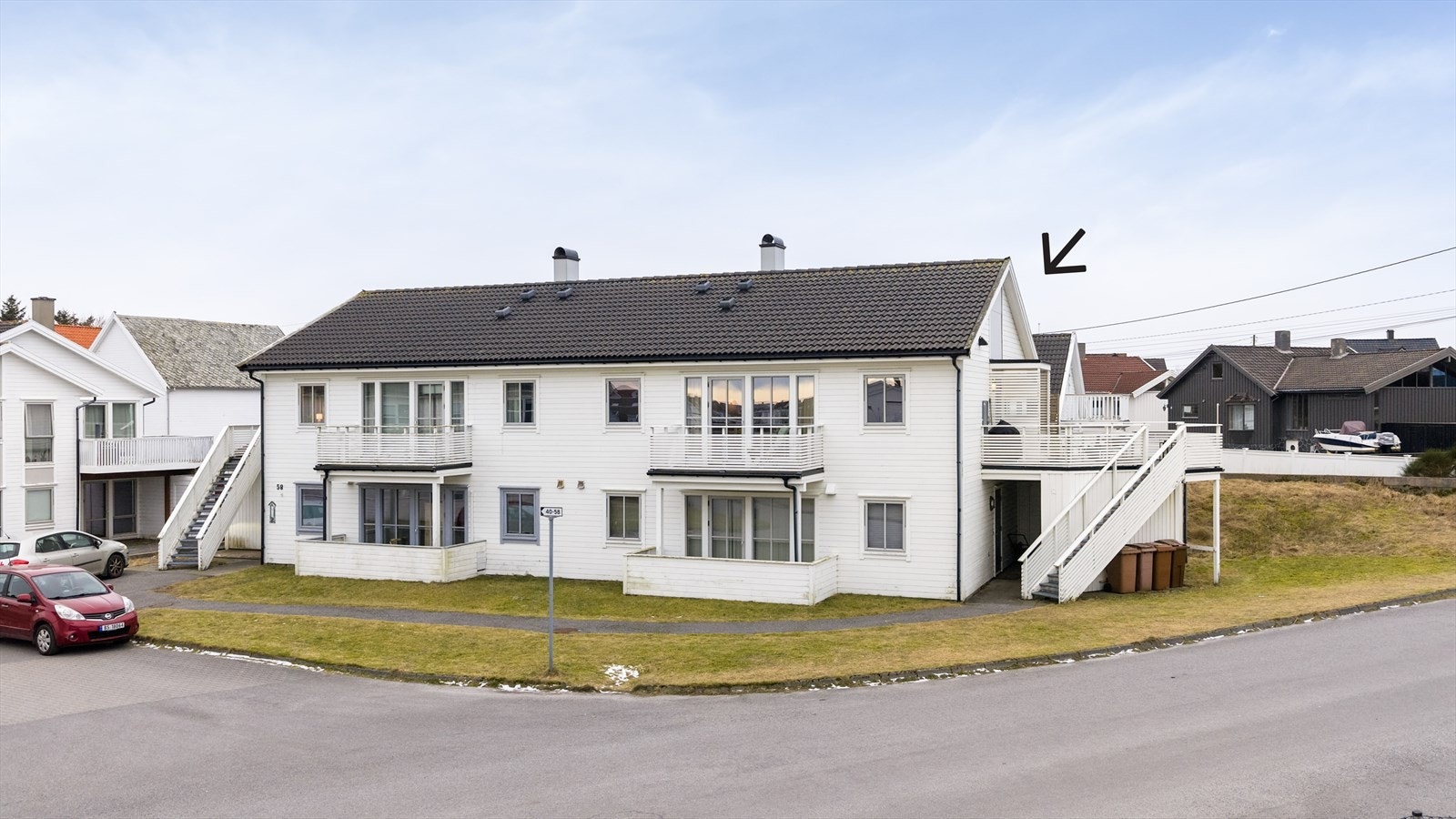 Bebyggelsen består av en vertikal- og horisontaldelt firemannsbolig Galleribilde