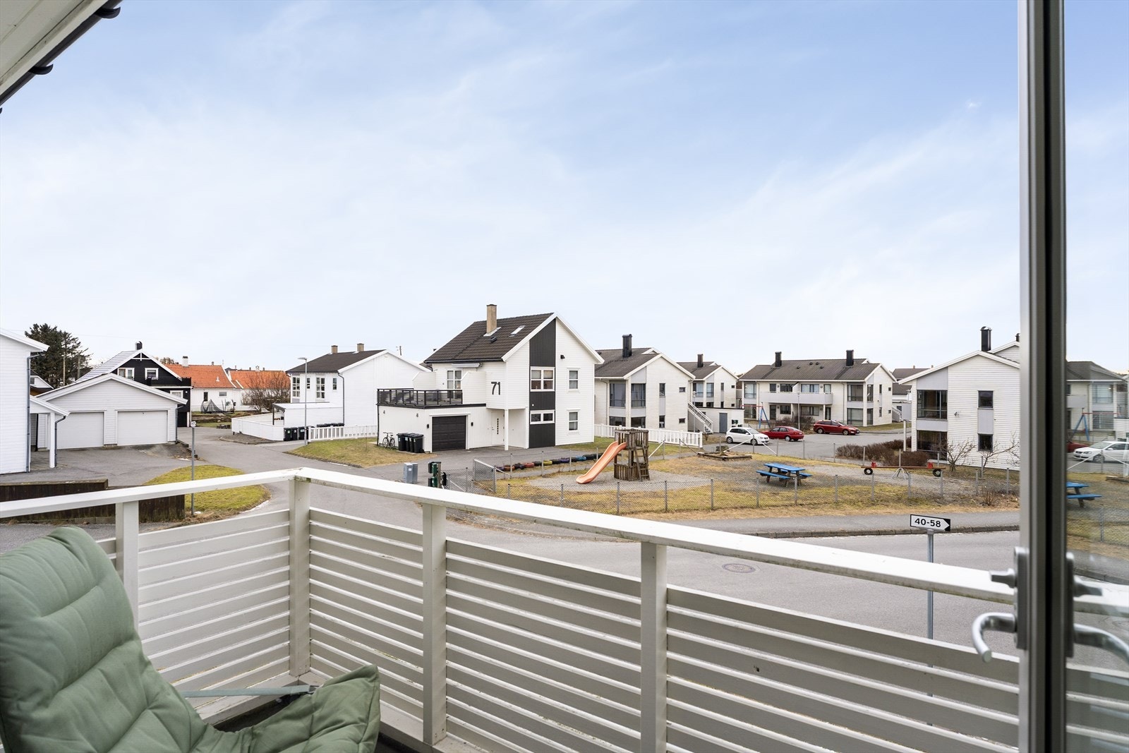 Fra balkong har du utsikt over lekeparken. Galleribilde