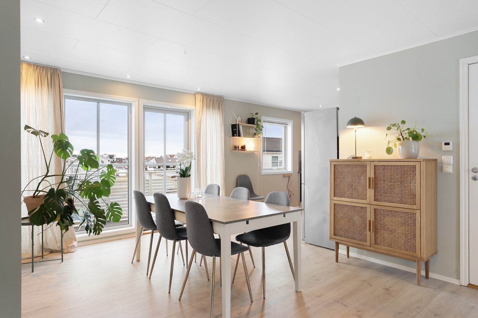 Naturlig plass til spisebord i tilknytning til kjøkken. Galleribilde