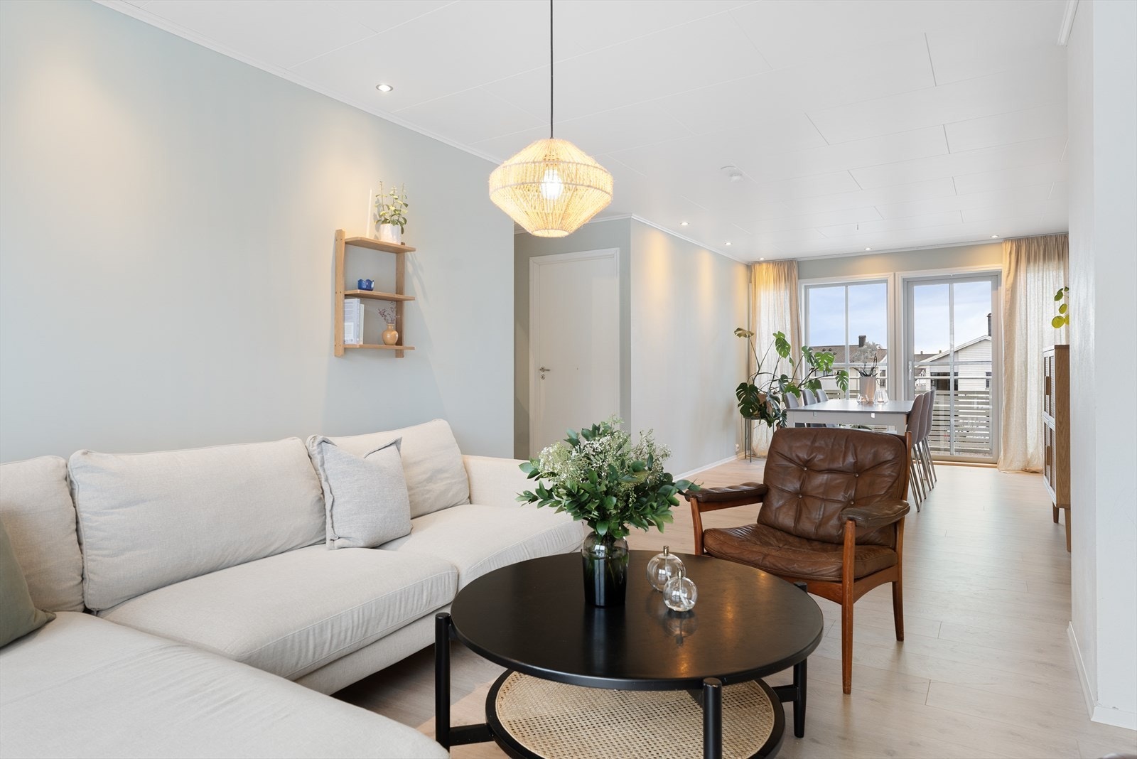 Hyggelig oppholdsrom med rikelig naturlig lys. Galleribilde