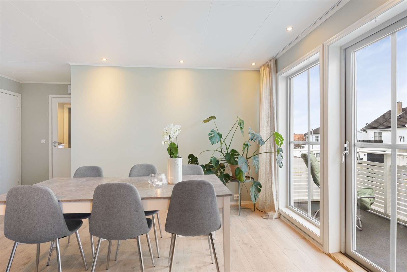 Tidsriktige overflater med fine fargekombinasjoner. Galleribilde