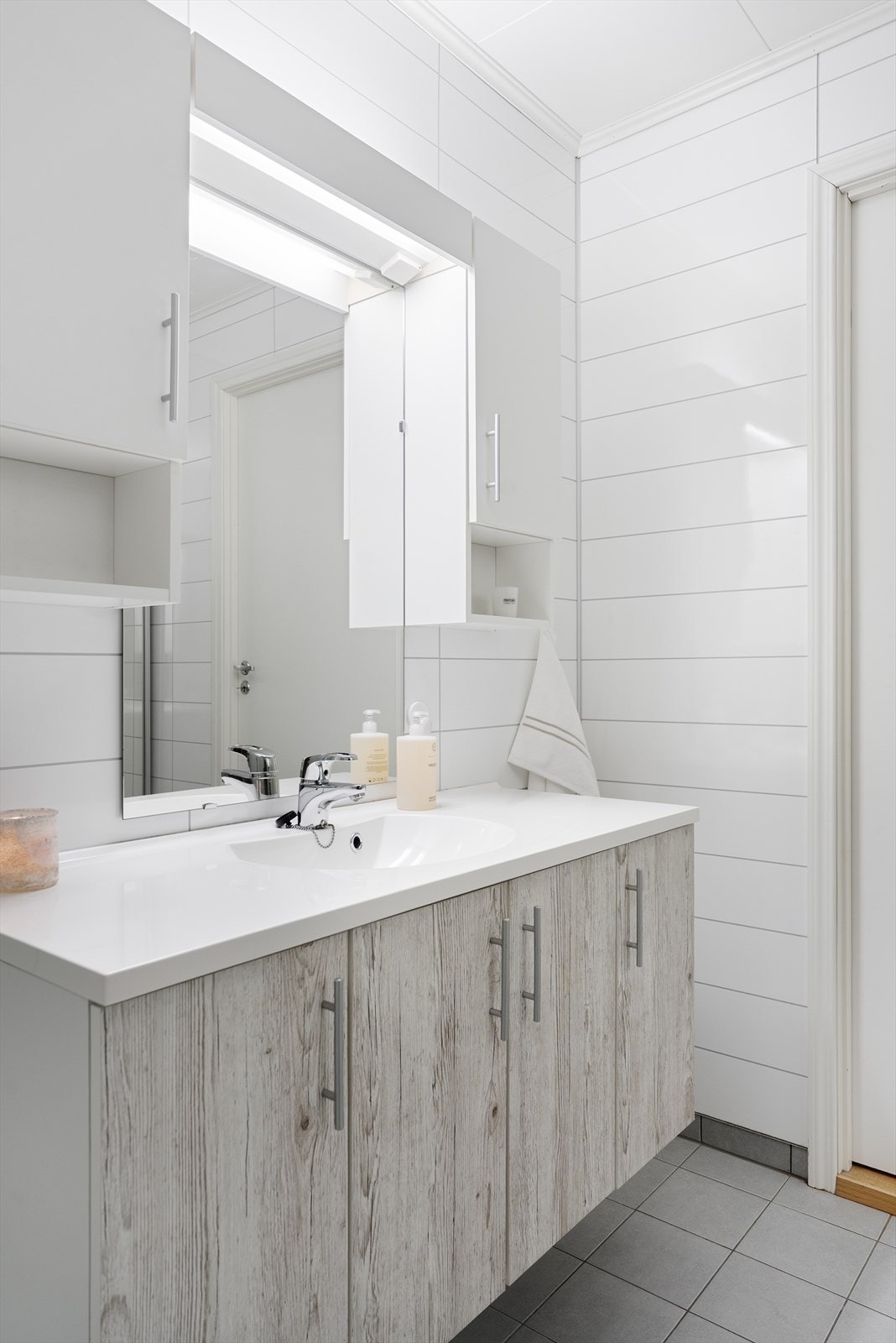 Praktisk baderomsseksjon med gode oppbevaringsløsninger. Galleribilde