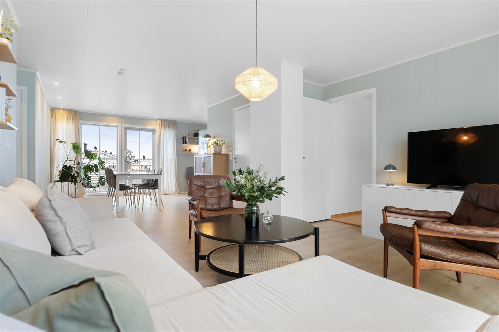 Stue i åpen løsning med god romfølelse Galleribilde