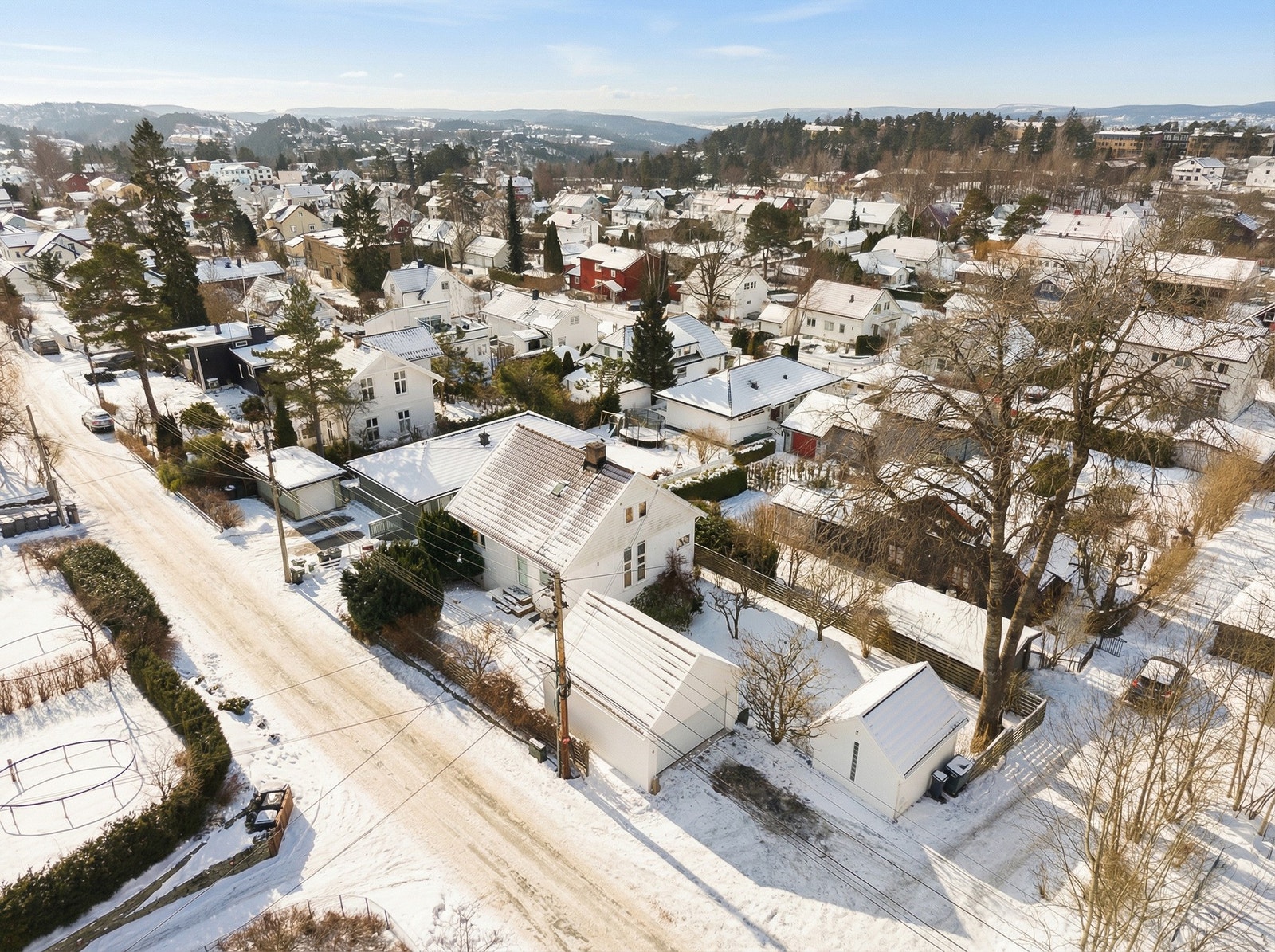 Eiendommen er bebygget med enebolig, garasje og utebod som er nøye plassert for å ramme inn det idylliske uteområdet. Galleribilde