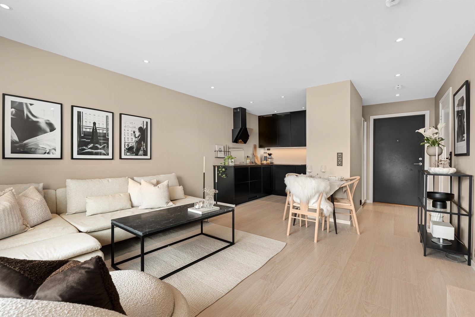 Åpen stue- og kjøkkenløsning som skaper en sosial sone Galleribilde