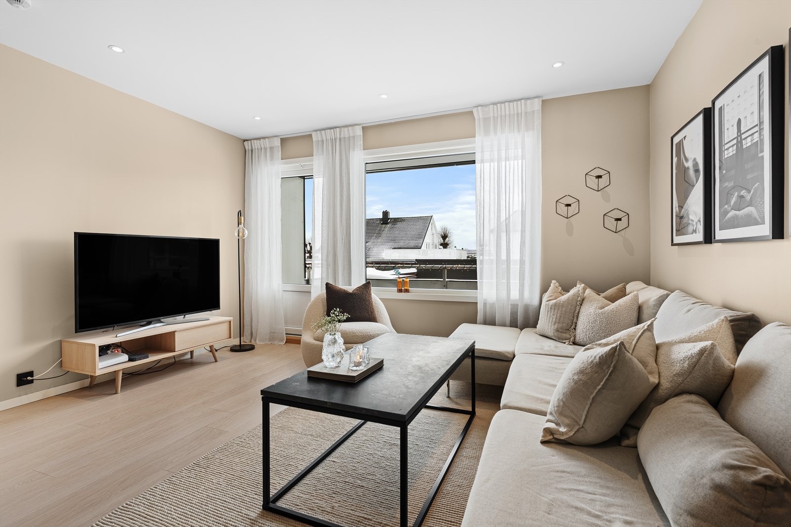 Luftig stue med stor vindusflate som slipper inn rikelig med naturlig lys Galleribilde