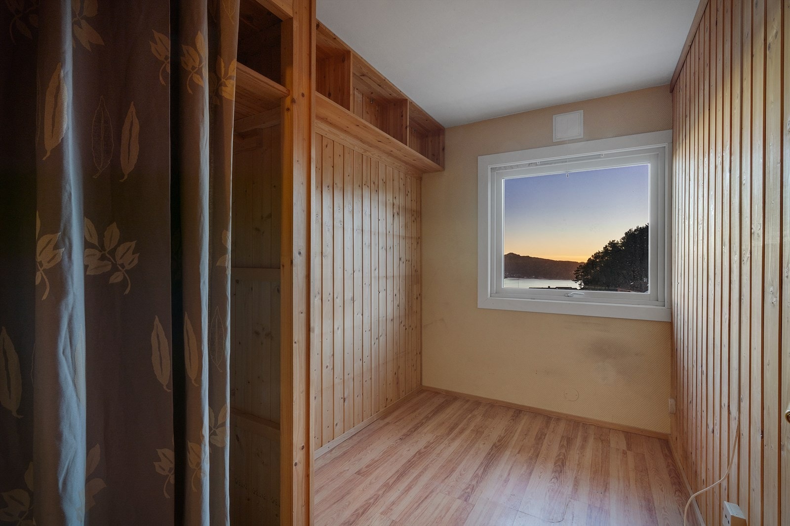 Det andre soverommet på 6 kvm egner seg godt som fremtidig barnerom, kontor eller gjesterom Galleribilde