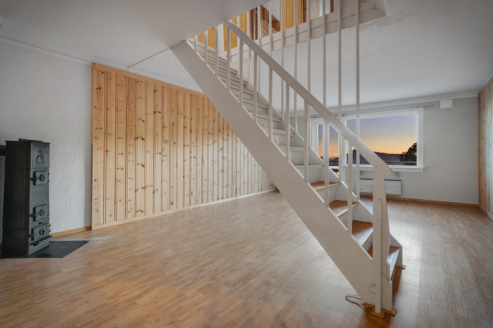 Fra gang går vi ned trappen til etasjen under hvor boligens oppholdsrom ligger Galleribilde