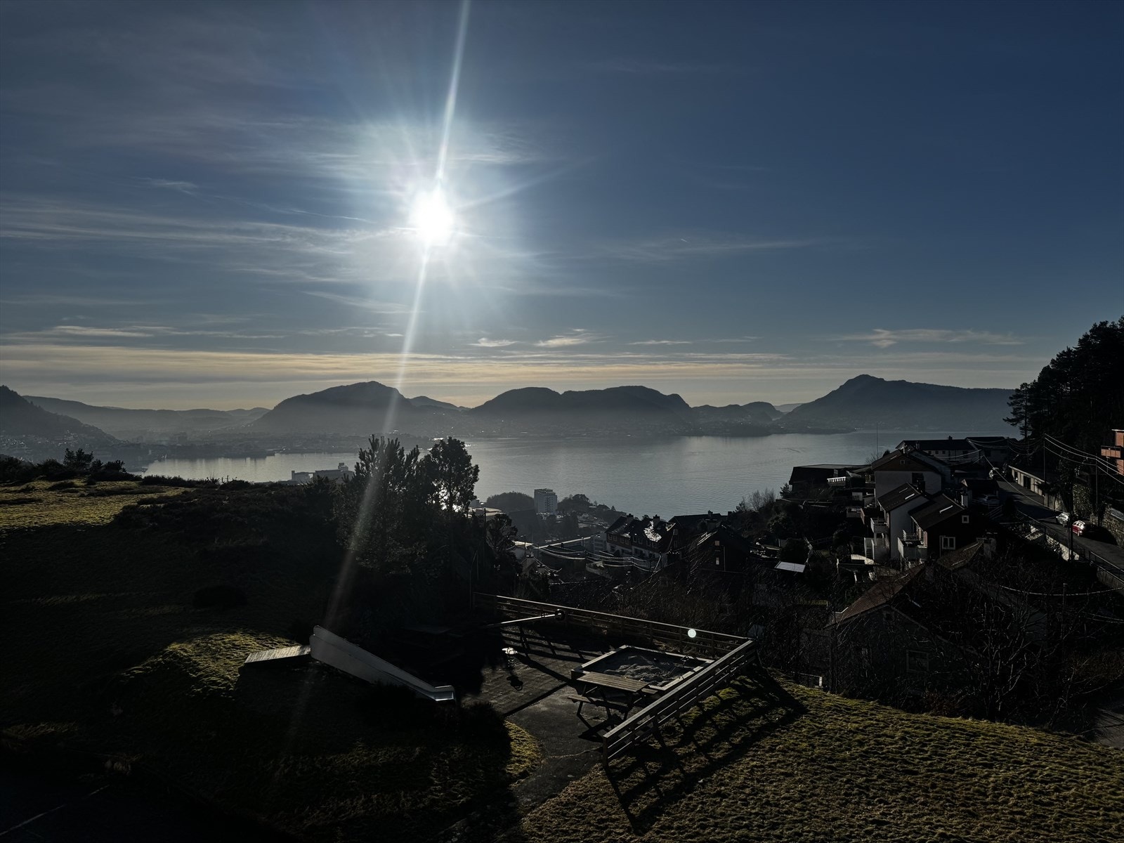 Her får du herlige solforhold og nydelig utsikt mot Byfjorden og byfjellene Galleribilde