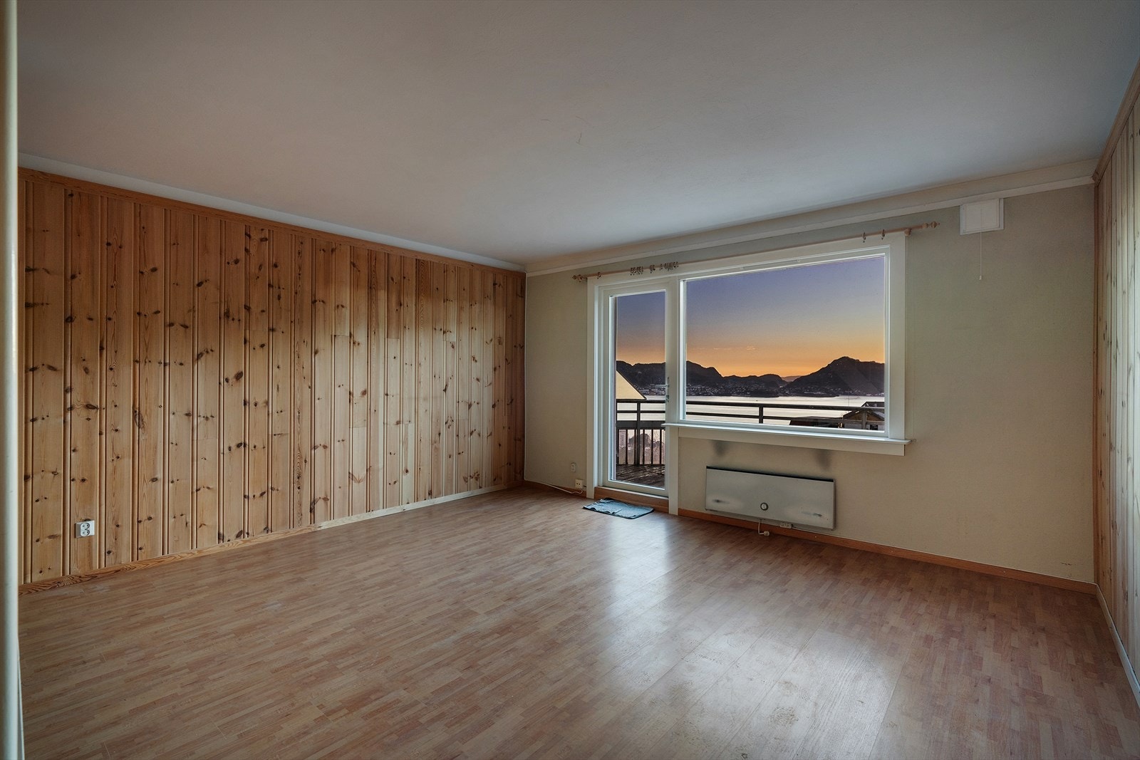 Vi kommer ned i en stor og luftig stue på 32 kvm med god plass til både sofagruppe og spiseplass Galleribilde